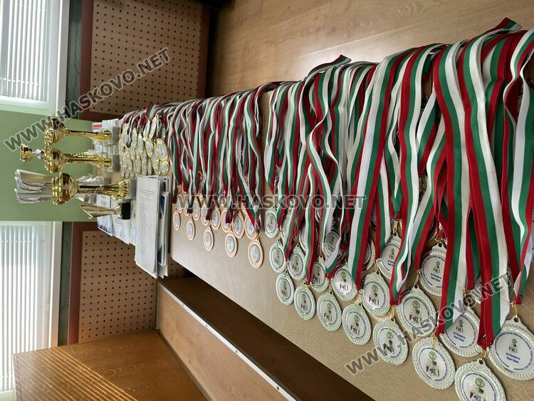 Наградиха победителите в международния конкурс „Творчество без граници“, представиха лего роботи