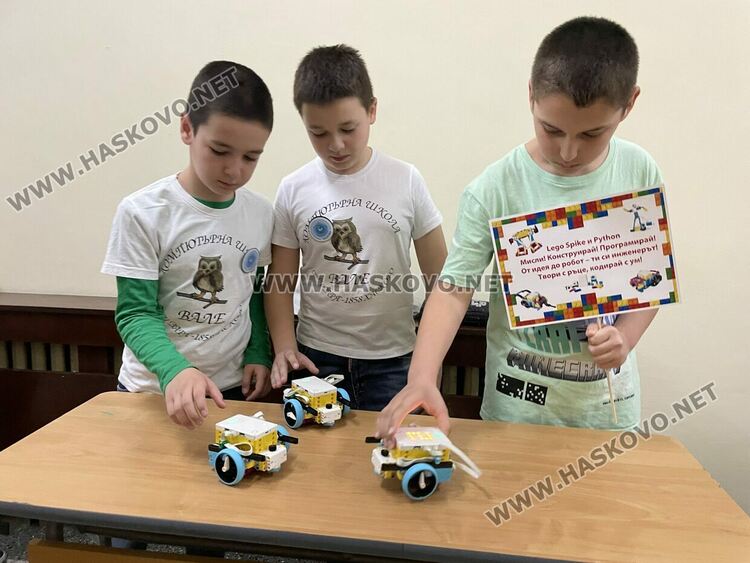 Наградиха победителите в международния конкурс „Творчество без граници“, представиха лего роботи