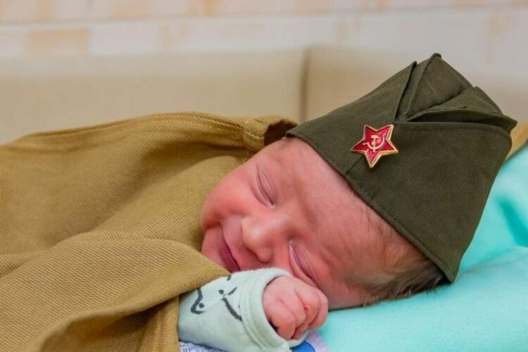 В руска болница започнаха да изписват бебетата, маскирани като червеноармейци