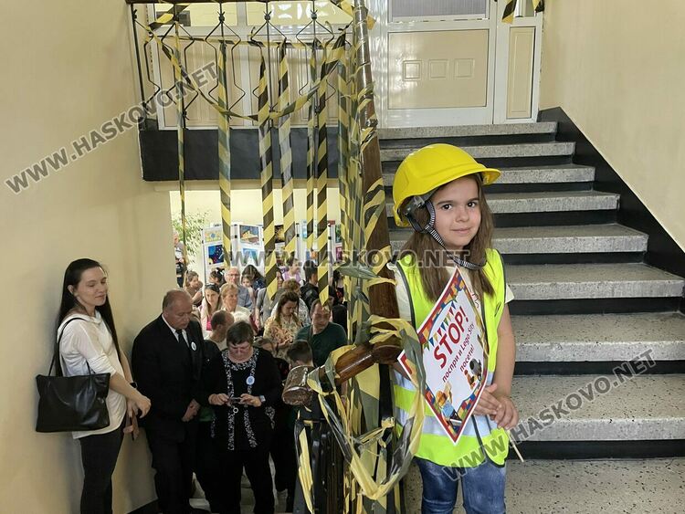 Наградиха победителите в международния конкурс „Творчество без граници“, представиха лего роботи