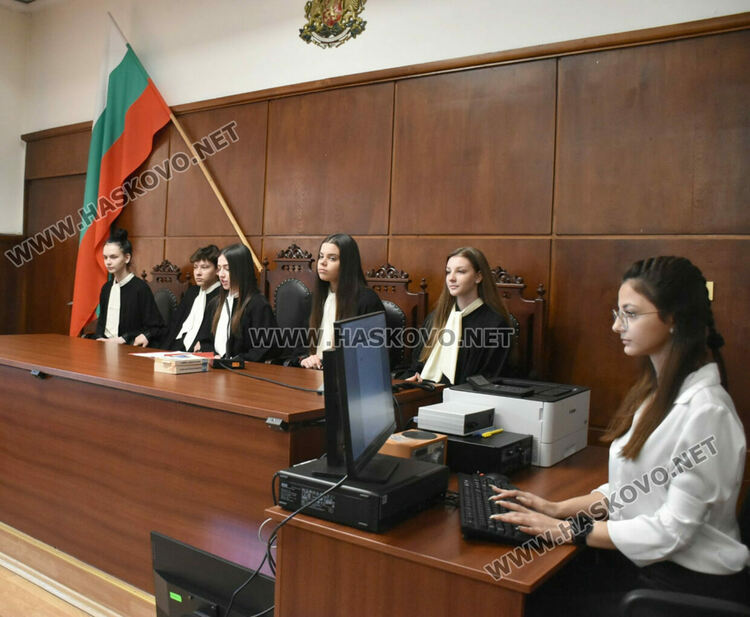 Ученици издадоха присъди след симулативен процес в Хасково