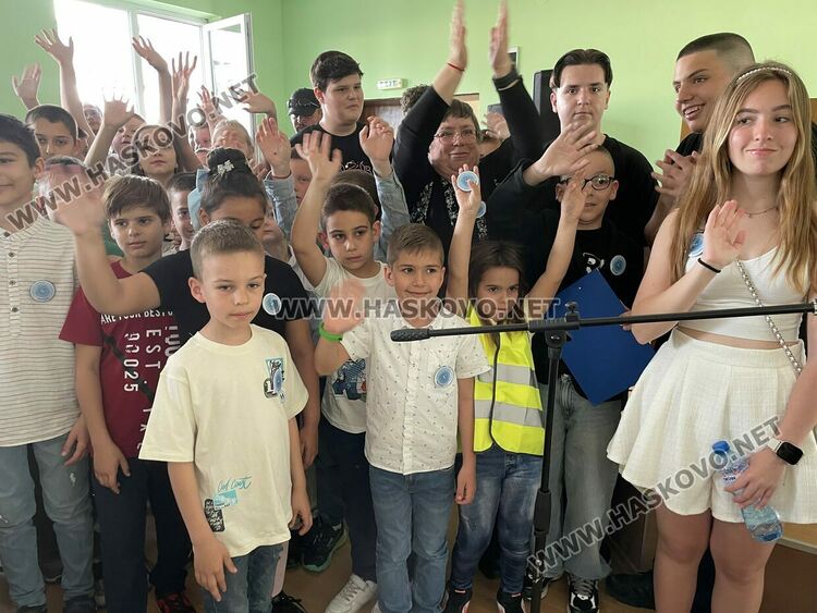 Наградиха победителите в международния конкурс „Творчество без граници“, представиха лего роботи