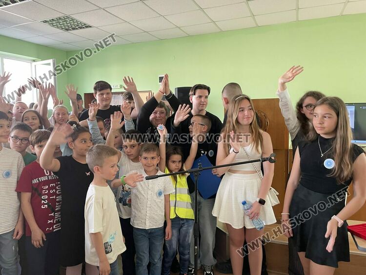 Наградиха победителите в международния конкурс „Творчество без граници“, представиха лего роботи