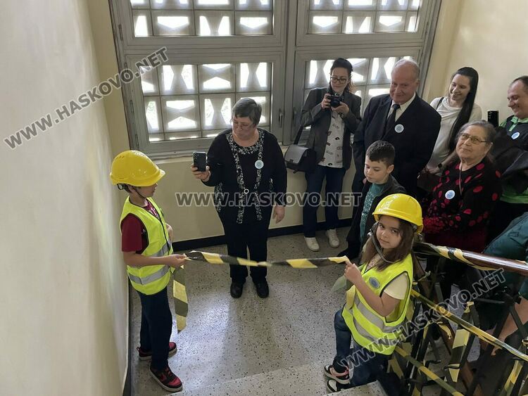 Наградиха победителите в международния конкурс „Творчество без граници“, представиха лего роботи