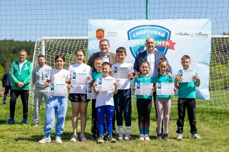 Повече от 450 ученици от пернишките училища и спортни клубове се включиха в инициативата „Спортувай с Президента“