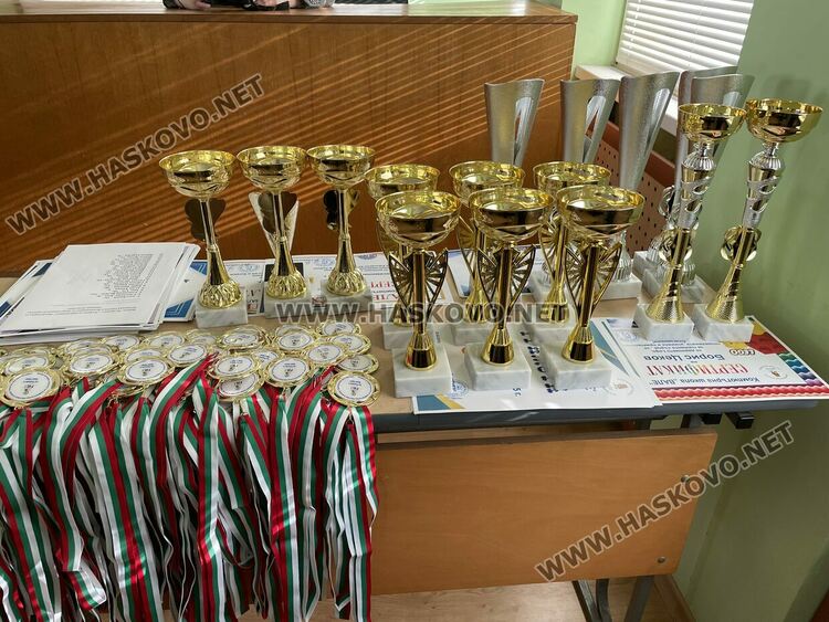 Наградиха победителите в международния конкурс „Творчество без граници“, представиха лего роботи