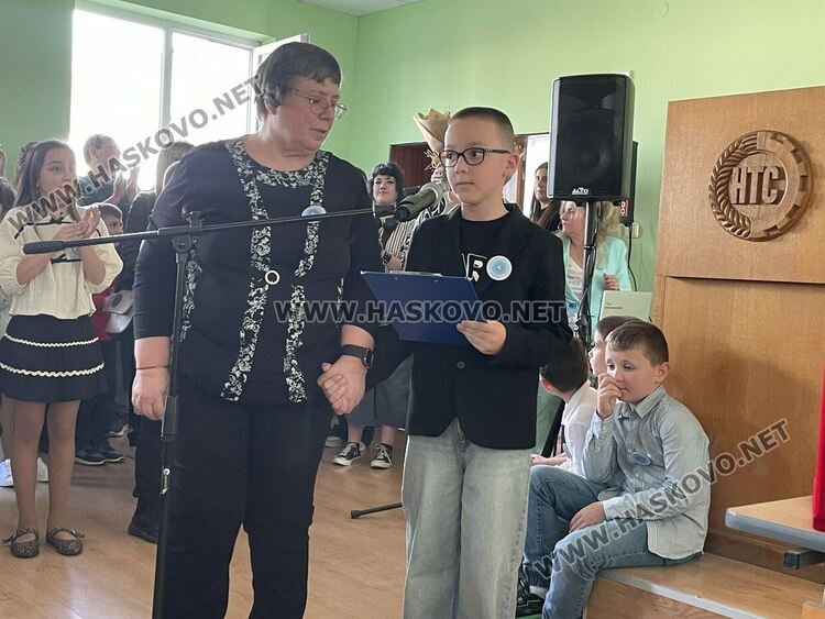 Наградиха победителите в международния конкурс „Творчество без граници“, представиха лего роботи