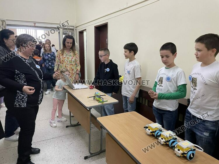 Наградиха победителите в международния конкурс „Творчество без граници“, представиха лего роботи