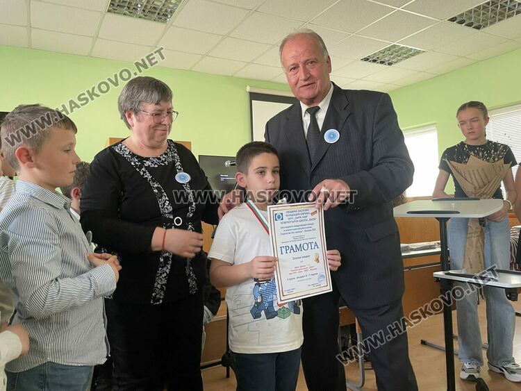 Наградиха победителите в международния конкурс „Творчество без граници“, представиха лего роботи