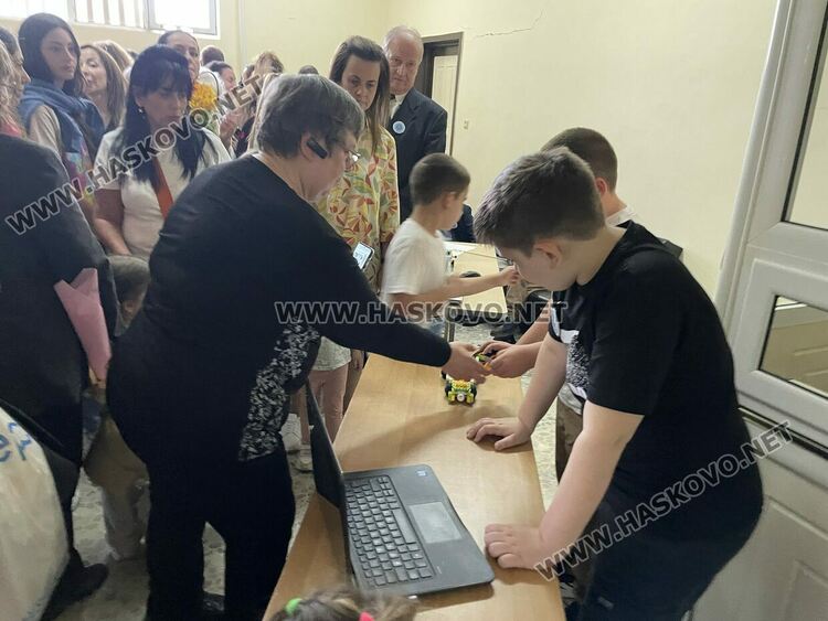 Наградиха победителите в международния конкурс „Творчество без граници“, представиха лего роботи