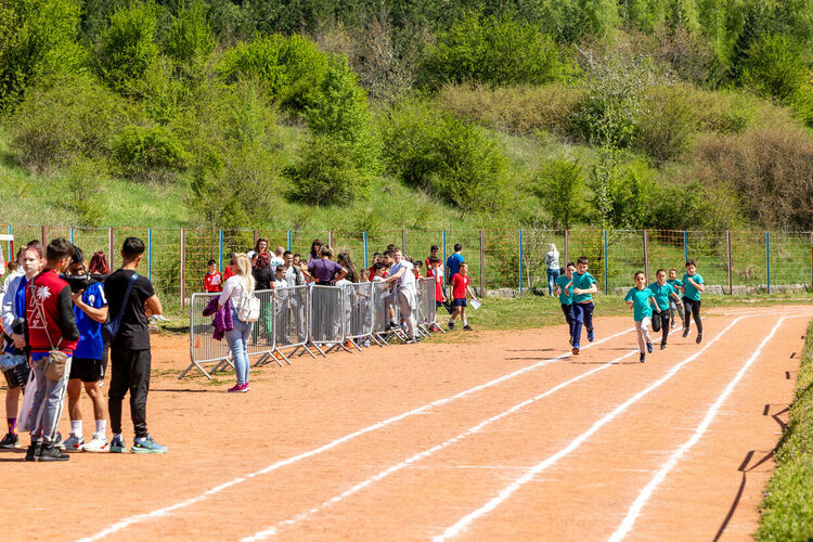 Повече от 450 ученици от пернишките училища и спортни клубове се включиха в инициативата „Спортувай с Президента“