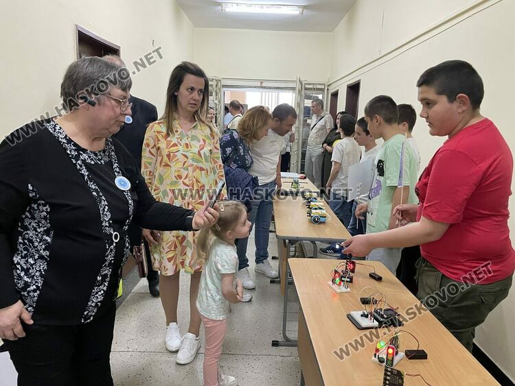 Наградиха победителите в международния конкурс „Творчество без граници“, представиха лего роботи