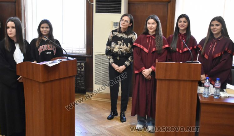 Ученици издадоха присъди след симулативен процес в Хасково
