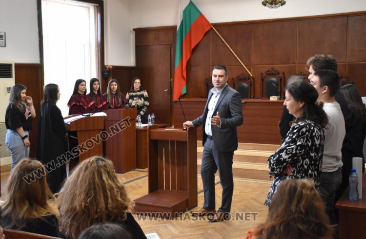 Ученици издадоха присъди след симулативен процес в Хасково