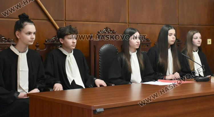 Ученици издадоха присъди след симулативен процес в Хасково
