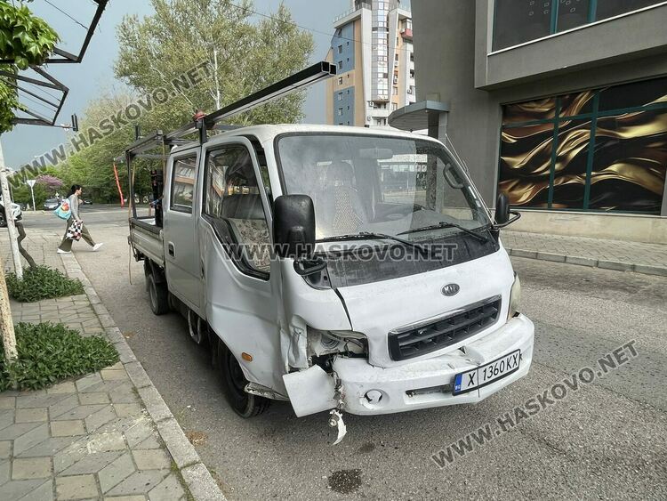 Такси и товарен автомобил катастрофираха на кръстовище в Хасково