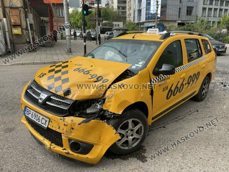 Такси и товарен автомобил катастрофираха на кръстовище в Хасково
