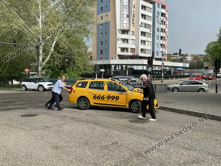 Такси и товарен автомобил катастрофираха на кръстовище в Хасково