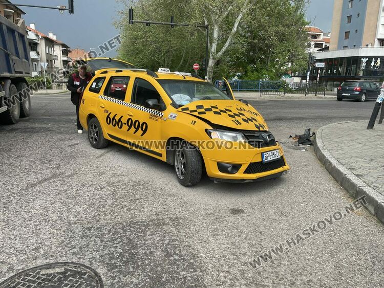 Такси и товарен автомобил катастрофираха на кръстовище в Хасково