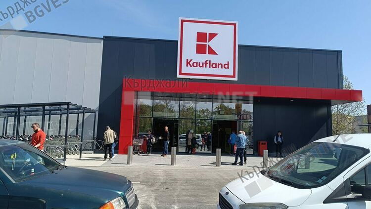 Край на опашките във водещ хипермаркет в Кърджали, тестват се безкасови терминали на самообслужване