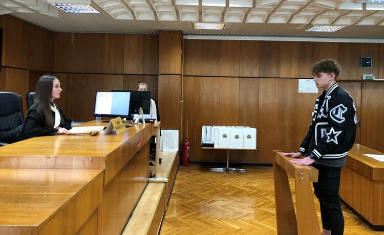 Ученици от Смолян влязоха в ролята на съдии и прокурори в Деня на отворените врати