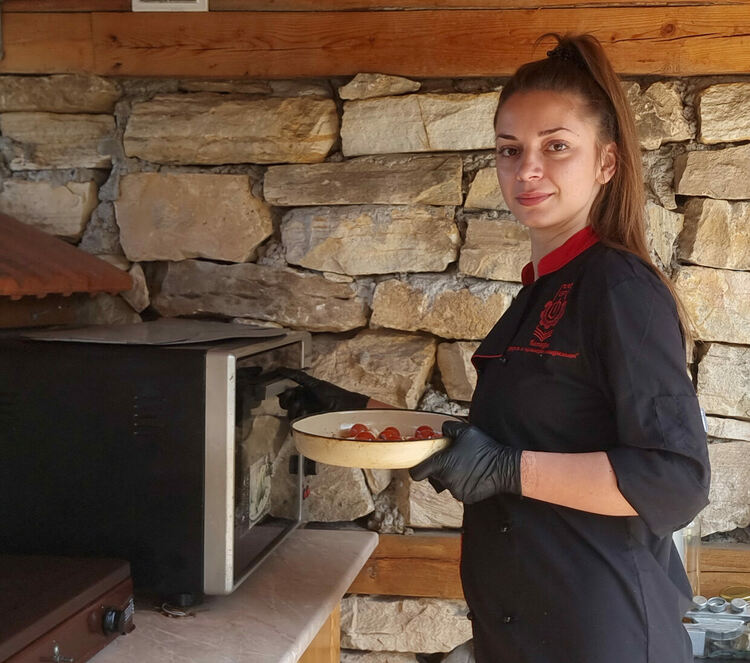 Трънска коприва с пиле впечатли журито на Готварския събор в село Райново