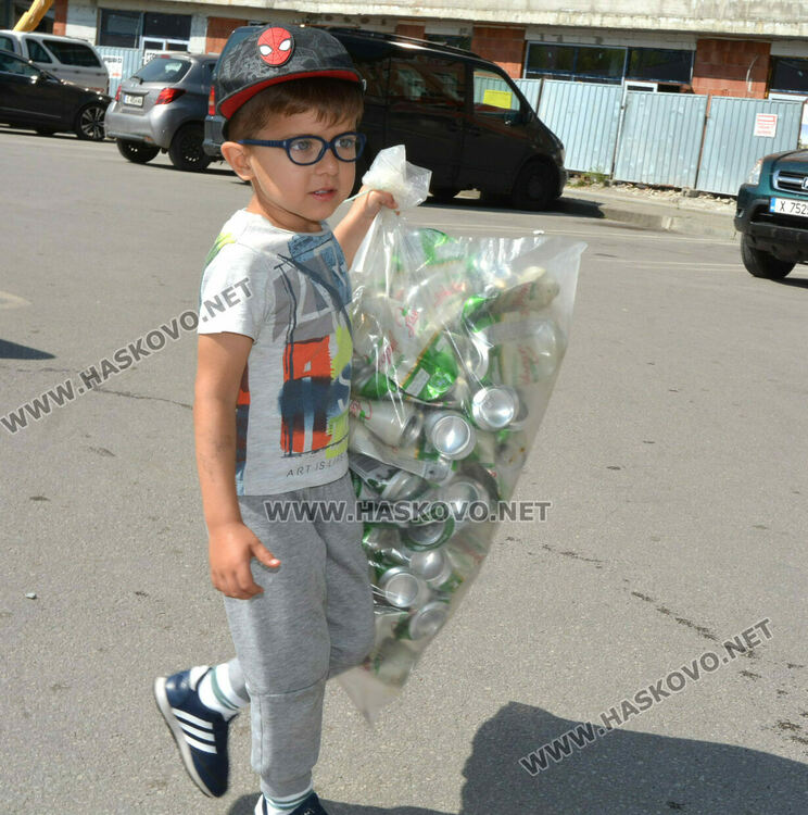 Поредна акция за събиране на капачки и кенчета в Хасково за закупуване на медицинска апаратура