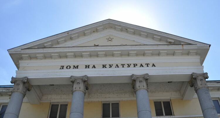 Фотоизложба посветена на украинския скулптор Михайло Парашчук, чиито капители красят колоните на Дома на културата, представят на 1 май