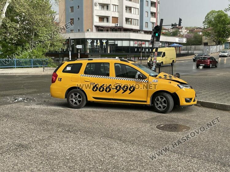 Такси и товарен автомобил катастрофираха на кръстовище в Хасково