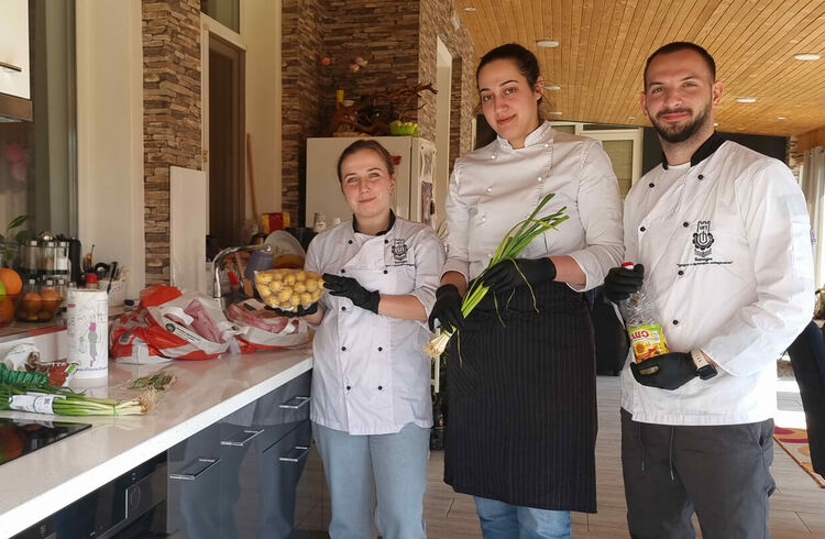 Трънска коприва с пиле впечатли журито на Готварския събор в село Райново