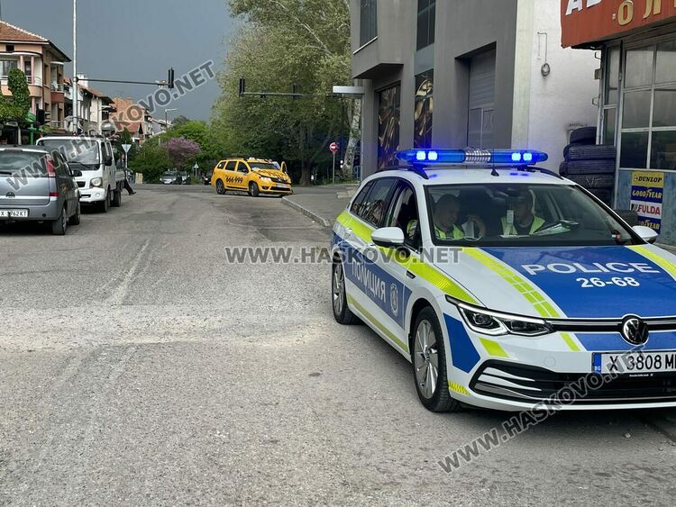 Такси и товарен автомобил катастрофираха на кръстовище в Хасково