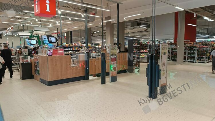 Край на опашките във водещ хипермаркет в Кърджали, тестват се безкасови терминали на самообслужване