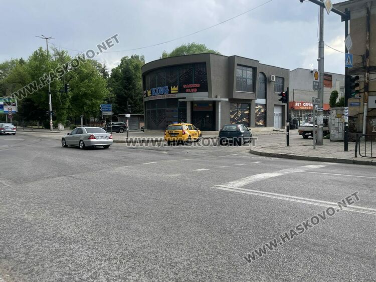 Такси и товарен автомобил катастрофираха на кръстовище в Хасково