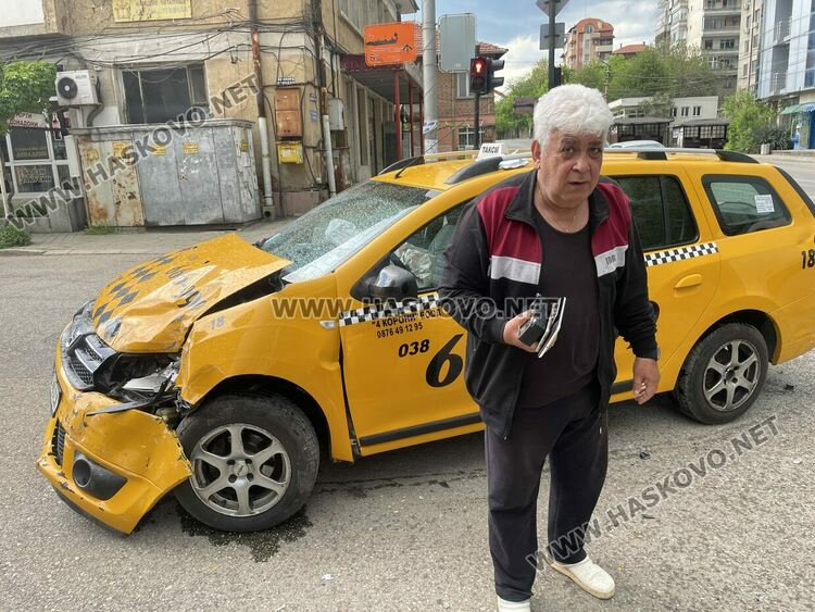 Такси и товарен автомобил катастрофираха на кръстовище в Хасково