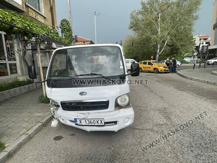 Такси и товарен автомобил катастрофираха на кръстовище в Хасково