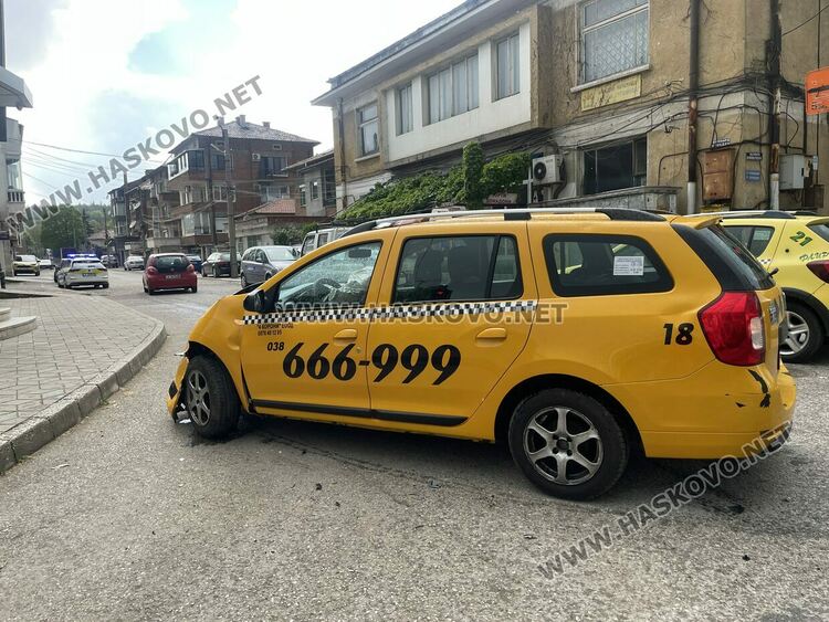 Такси и товарен автомобил катастрофираха на кръстовище в Хасково