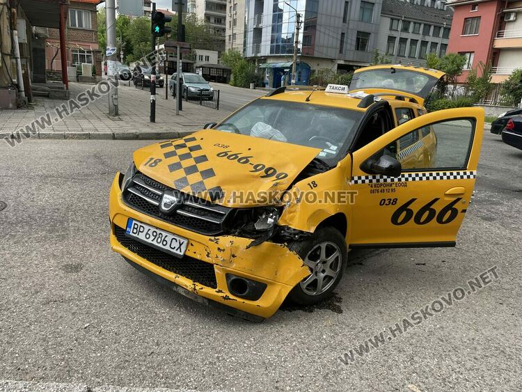Такси и товарен автомобил катастрофираха на кръстовище в Хасково