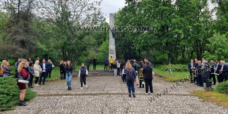 Димитровград се поклони пред поета Пеньо Пенев на 66-годишнината от смъртта му