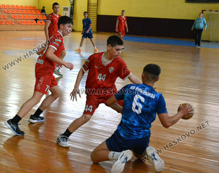 Хандбалистите на „Асти 91“ започнаха с победа в зоналния финал при 16-годишните в Хасково