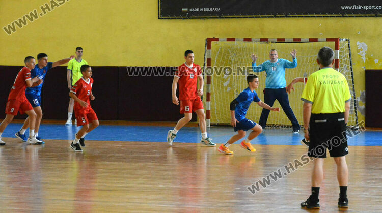 Хандбалистите на „Асти 91“ започнаха с победа в зоналния финал при 16-годишните в Хасково