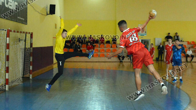 Хандбалистите на „Асти 91“ започнаха с победа в зоналния финал при 16-годишните в Хасково