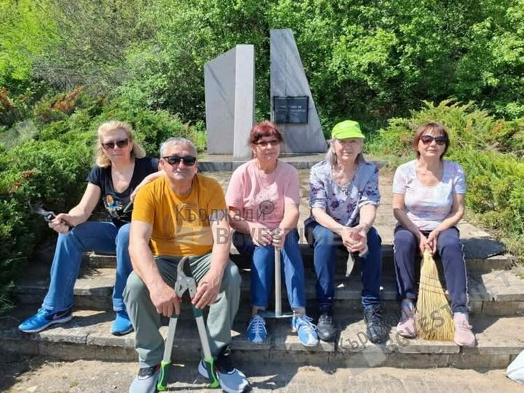   Руските съотечественици почистиха паметници в Кърджалийско в навечерието на Деня на Победата 