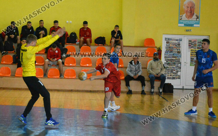 Хандбалистите на „Асти 91“ започнаха с победа в зоналния финал при 16-годишните в Хасково