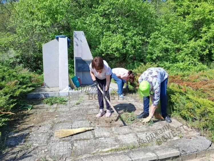   Руските съотечественици почистиха паметници в Кърджалийско в навечерието на Деня на Победата 