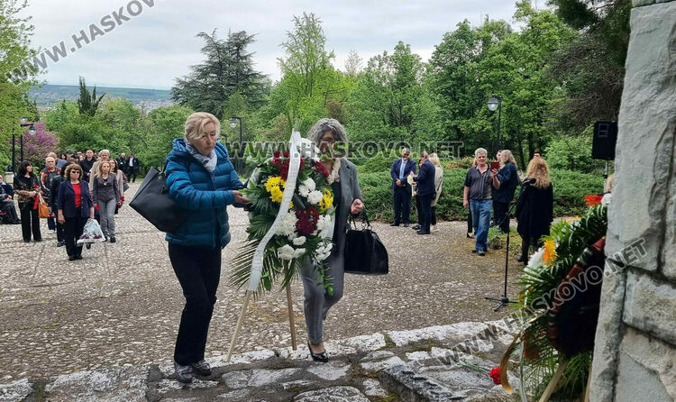 Димитровград се поклони пред поета Пеньо Пенев на 66-годишнината от смъртта му