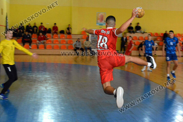 Хандбалистите на „Асти 91“ започнаха с победа в зоналния финал при 16-годишните в Хасково
