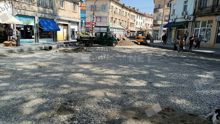 Ремонтират паркинга на Пазара на производителите, като част от реновирането на „Републиканска”в Кърджали