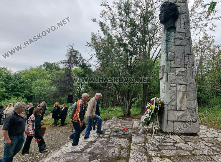 Димитровград се поклони пред поета Пеньо Пенев на 66-годишнината от смъртта му