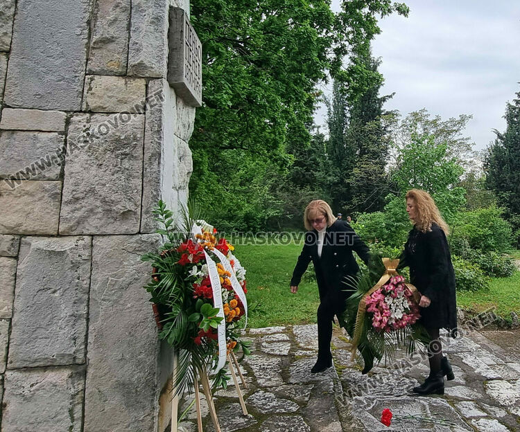 Димитровград се поклони пред поета Пеньо Пенев на 66-годишнината от смъртта му