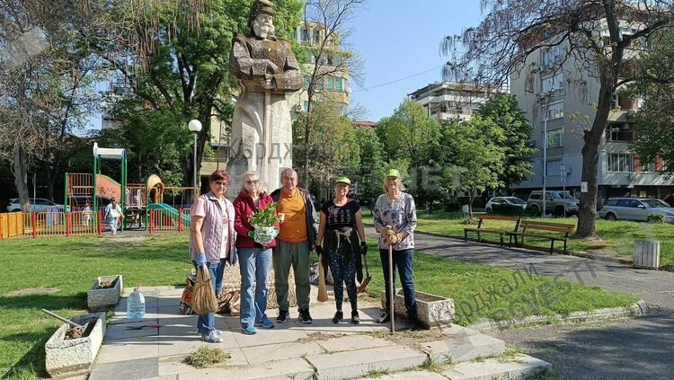   Руските съотечественици почистиха паметници в Кърджалийско в навечерието на Деня на Победата 